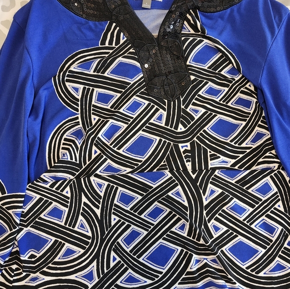 A blouse in a unique design by JM Collection. Size L. Dressy but comfortable. - Picture 3 of 4